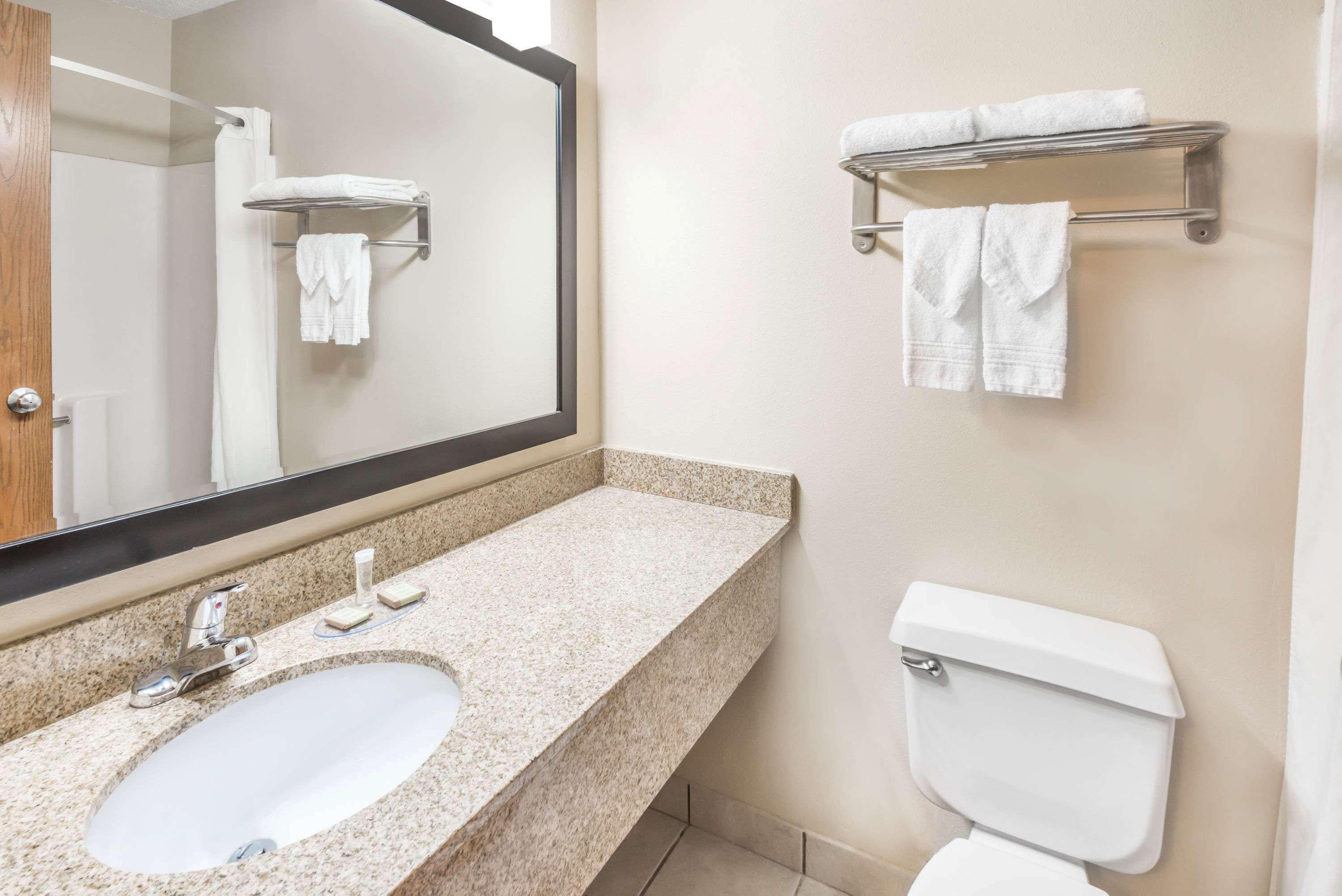 Super 8 By Wyndham Bloomington University Area Ngoại thất bức ảnh