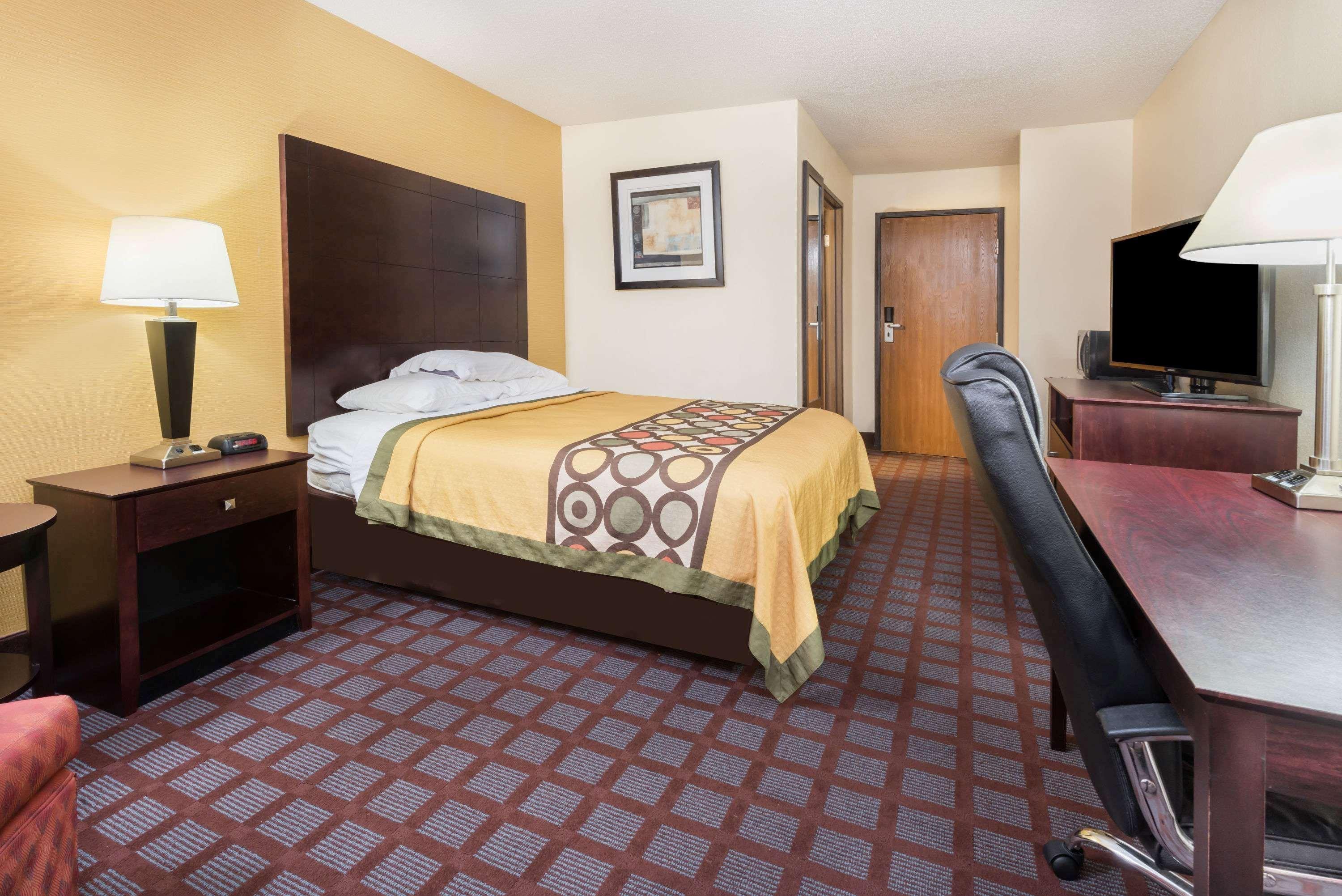 Super 8 By Wyndham Bloomington University Area Ngoại thất bức ảnh