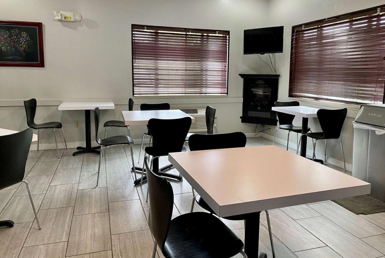 Super 8 By Wyndham Bloomington University Area Ngoại thất bức ảnh