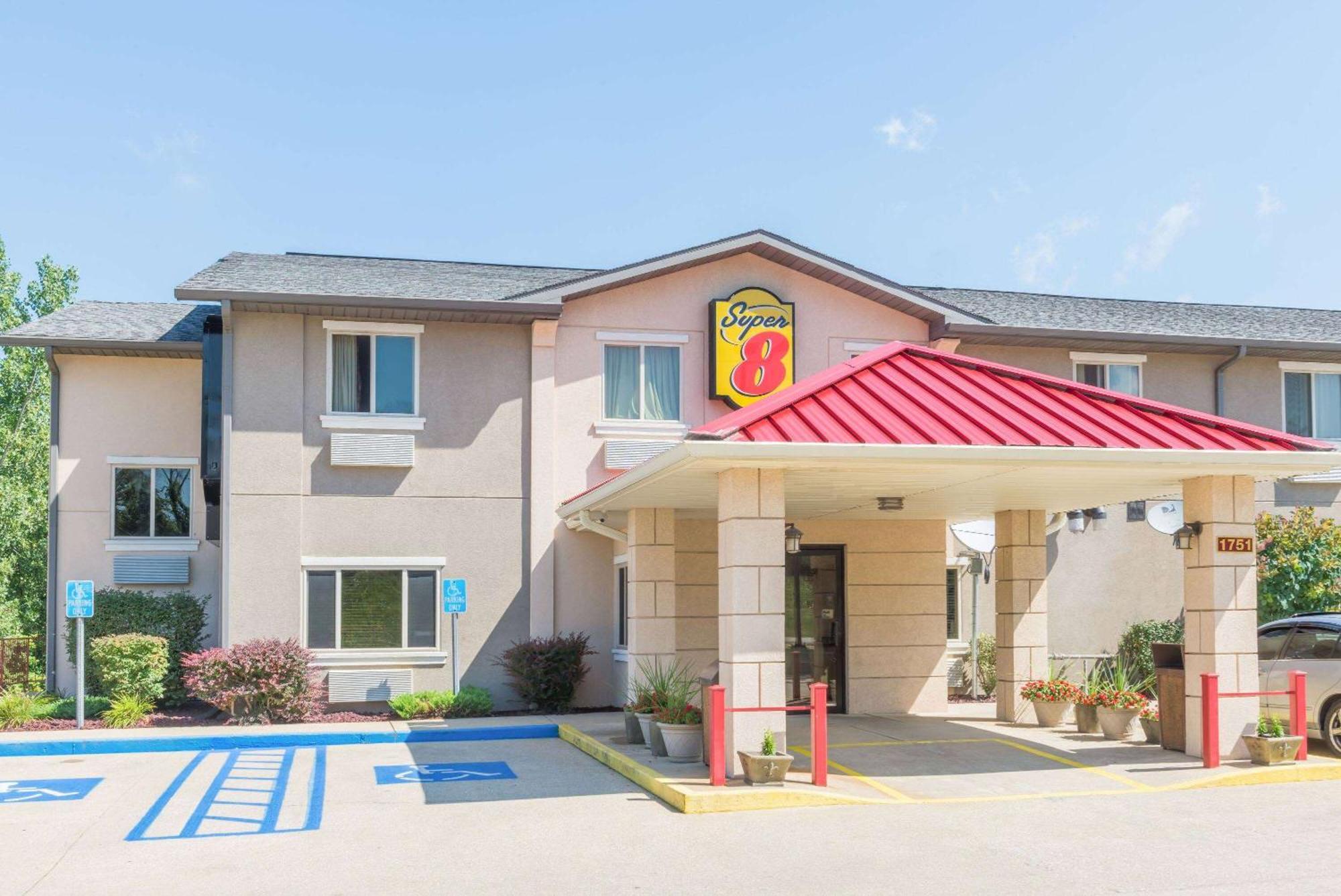 Super 8 By Wyndham Bloomington University Area Ngoại thất bức ảnh